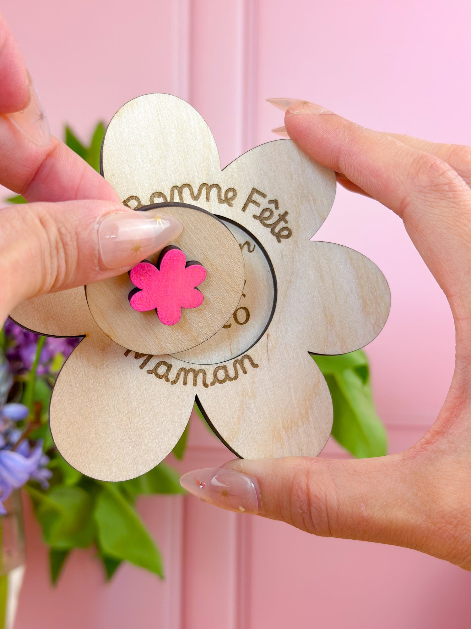annonce grossesse future mamie pour la fête des mères fleur en bois avec couvercle et message caché gravé "promotion mamie 2026"