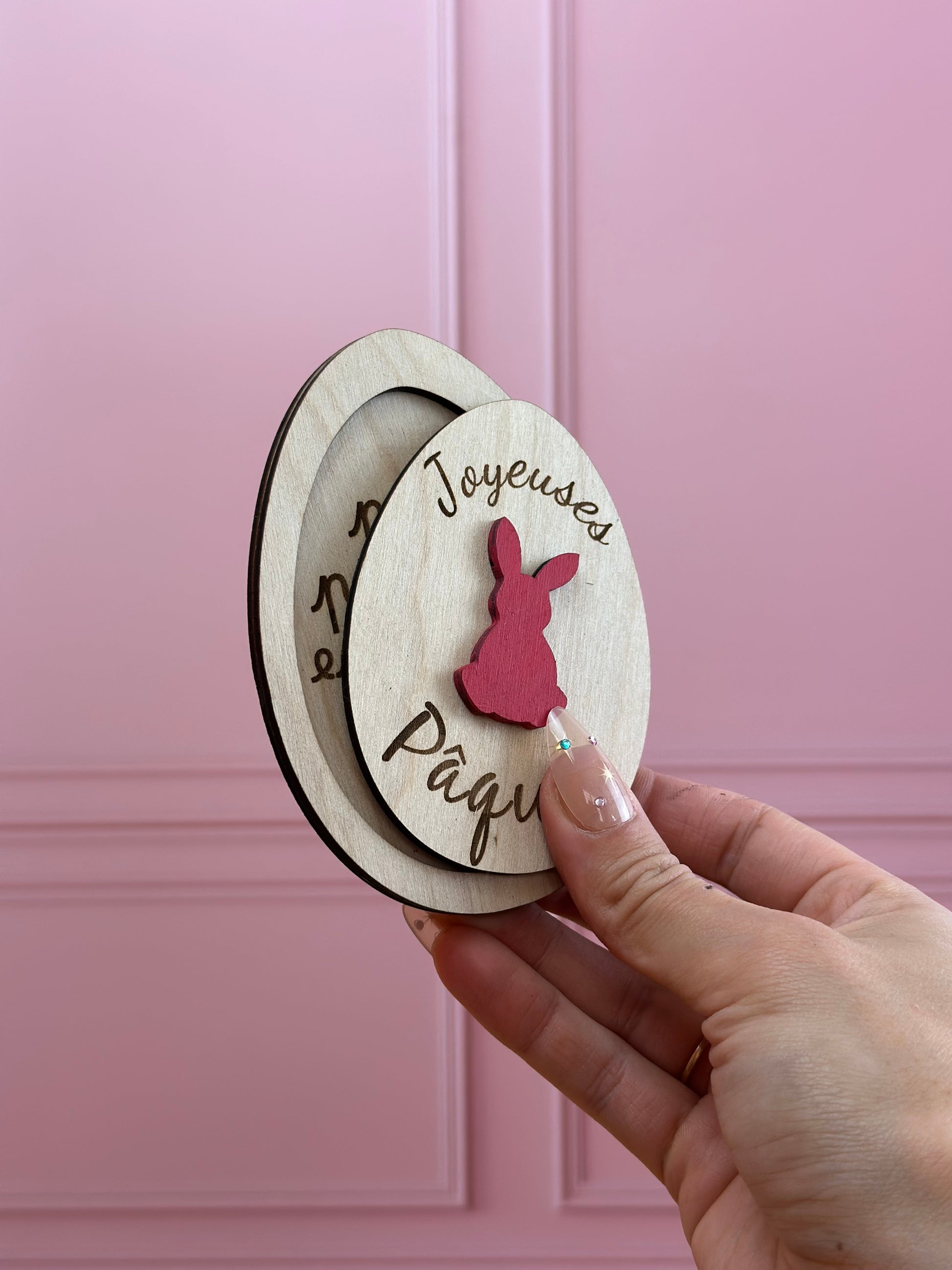 annonce grossesse en forme d'oeuf avec couvercle joyeuses Pâques et message gravé caché : surprise, bientôt papa