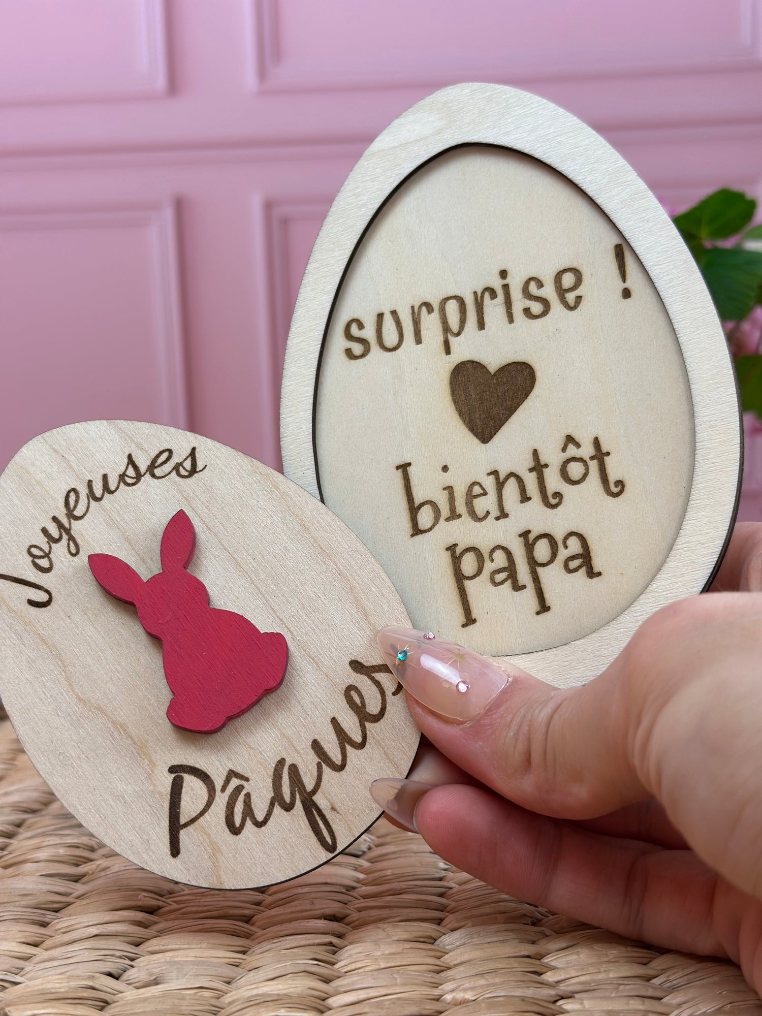 annonce grossesse en forme d'oeuf avec couvercle joyeuses Pâques et message gravé caché : surprise, bientôt papa