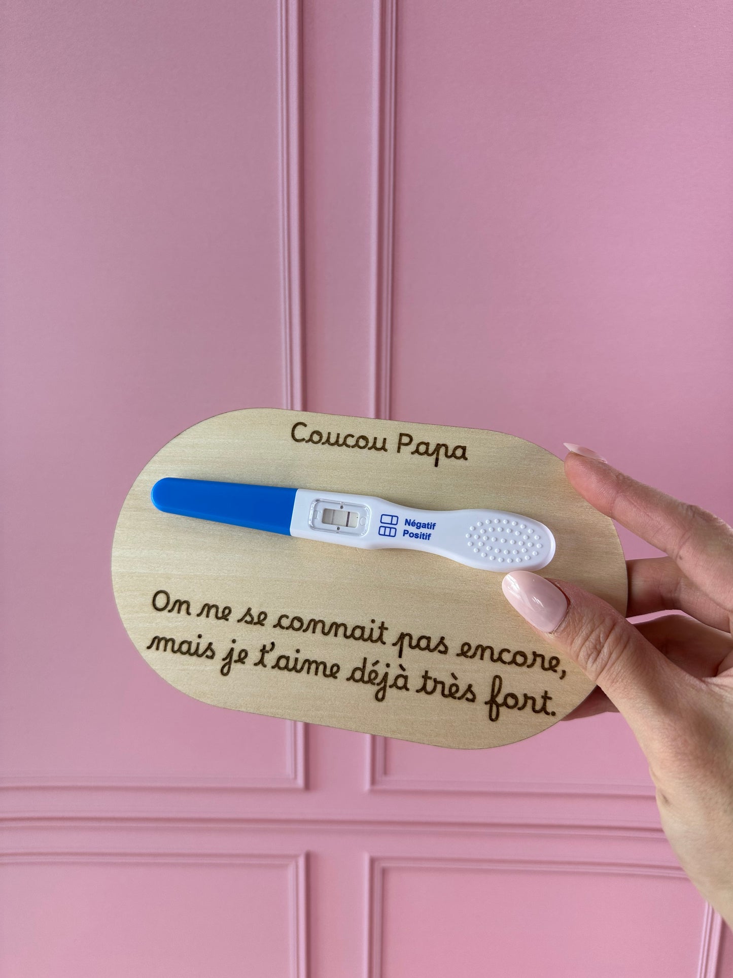 Idée annonce grossesse : coucou papa je t’aime. Test de grossesse collé.