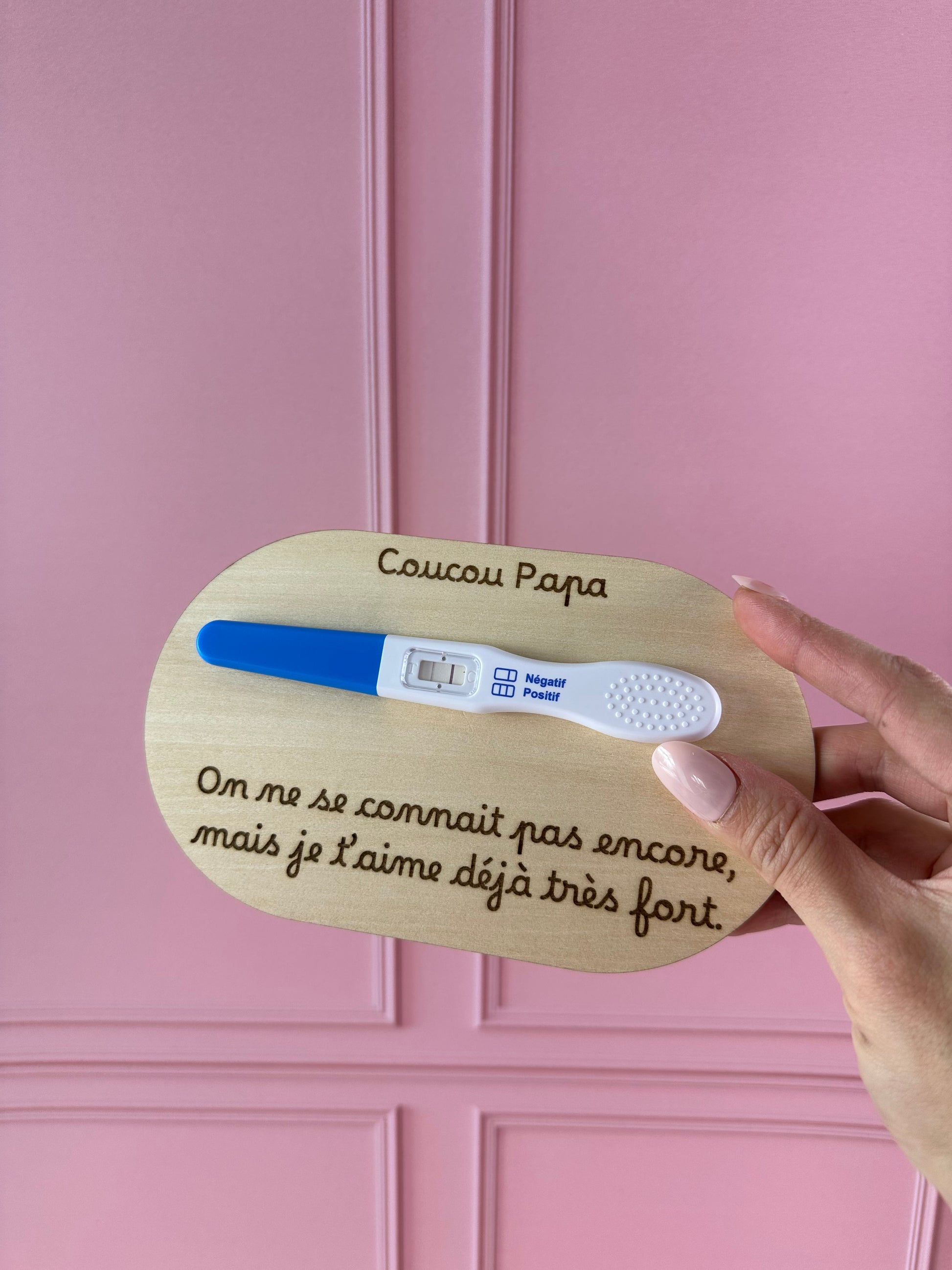 Idée annonce grossesse : coucou papa je t’aime. Test de grossesse collé.