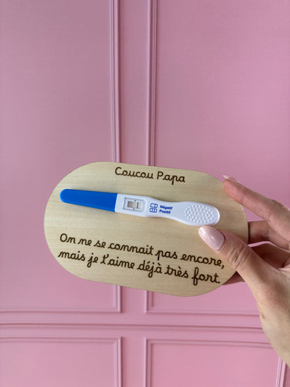 Idée annonce grossesse : coucou papa je t’aime. Test de grossesse collé.