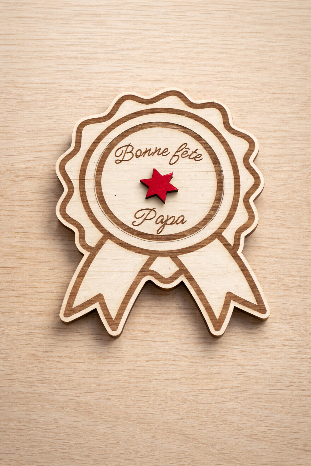 Médaille en bois gravée annonce grossesse Papi 2027 
avec couvercle Bonne fête Papa à soulever - Chou Rose