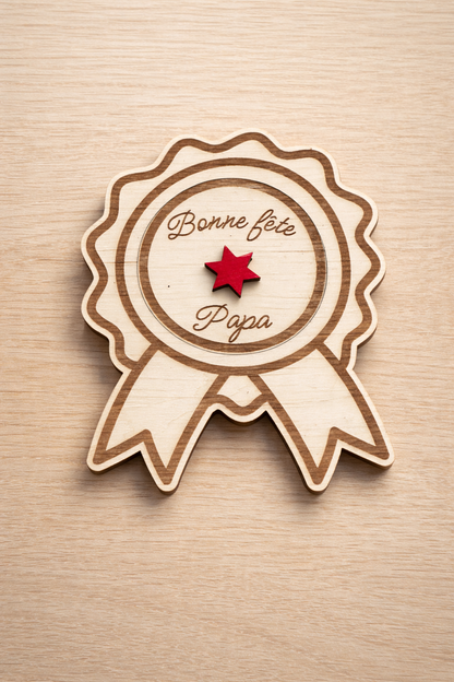 Médaille en bois gravée annonce grossesse Papi 2027 
avec couvercle Bonne fête Papa à soulever - Chou Rose