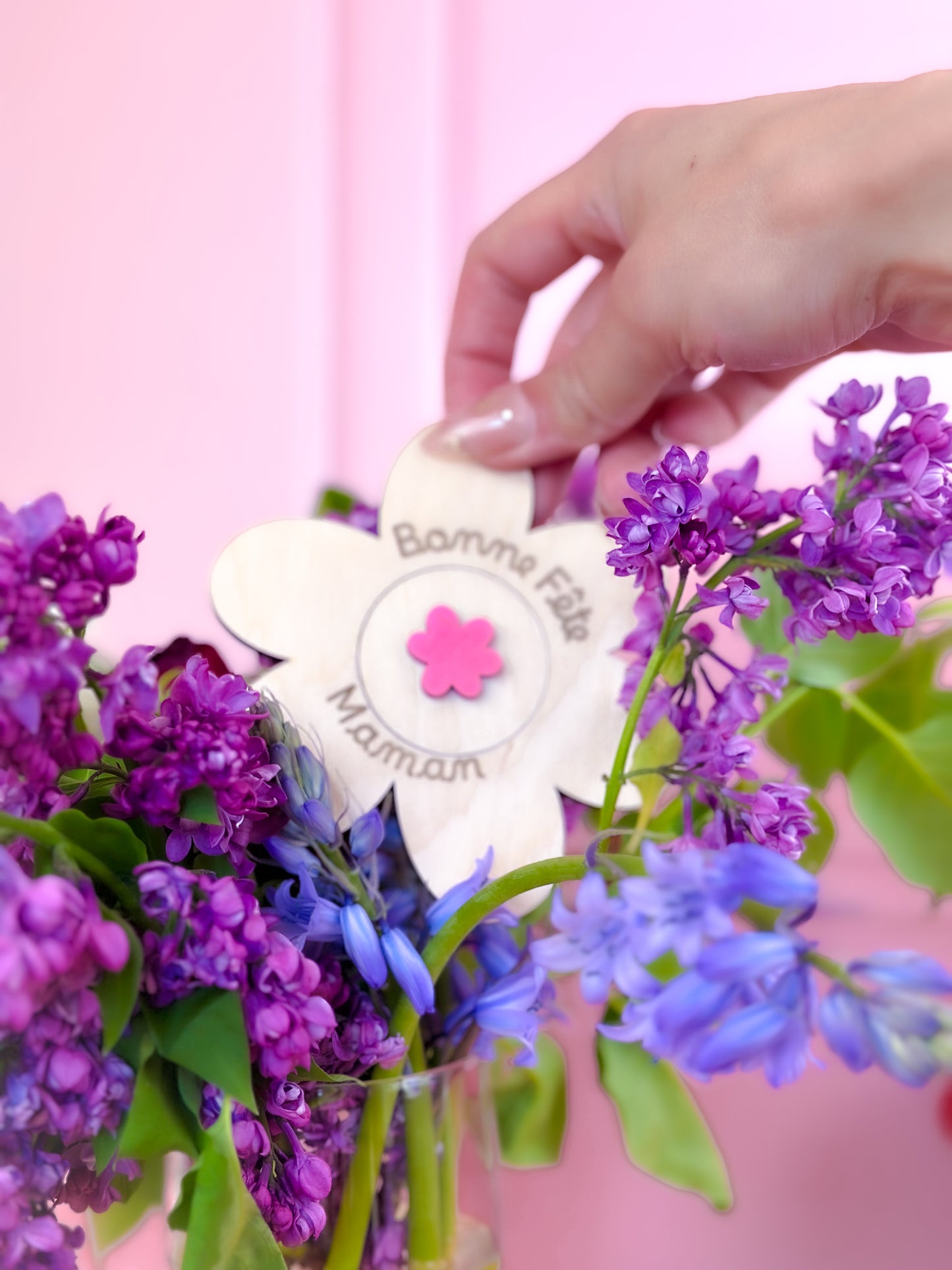 annonce grossesse future mamie pour la fête des mères fleur en bois avec couvercle et message caché gravé "promotion mamie 2026"