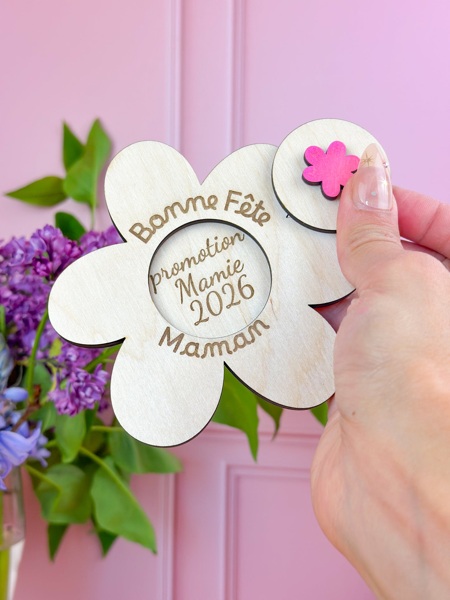 annonce grossesse future mamie pour la fête des mères fleur en bois avec couvercle et message caché gravé "promotion mamie 2026"