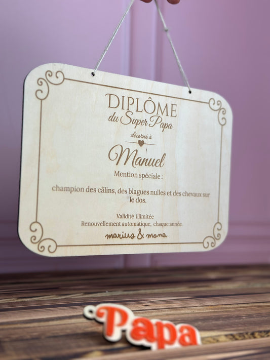 Diplôme Super Papa en bois suspendu par une cordelette, cadeau fête des pères personnalisé