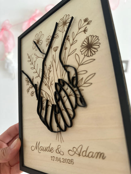 Gravure fleurs des champs sur tableau bois personnalisé pour cadeau mariage avec mains entrelacées peint en noir et prénoms mariés