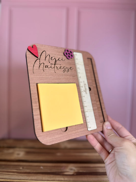 Cadeau maîtresse personnalisé en bois gravé - set bureau Merci Maîtresse avec règle prénom, porte-bloc et porte crayon