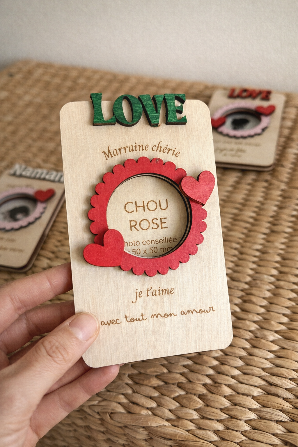 Cadre photo personnalisé en bois avec prénom et message gravé, décoration naturelle et cadeau personnalisé pour maman, papa, nounou ou maîtresse, avec photo intégrée.