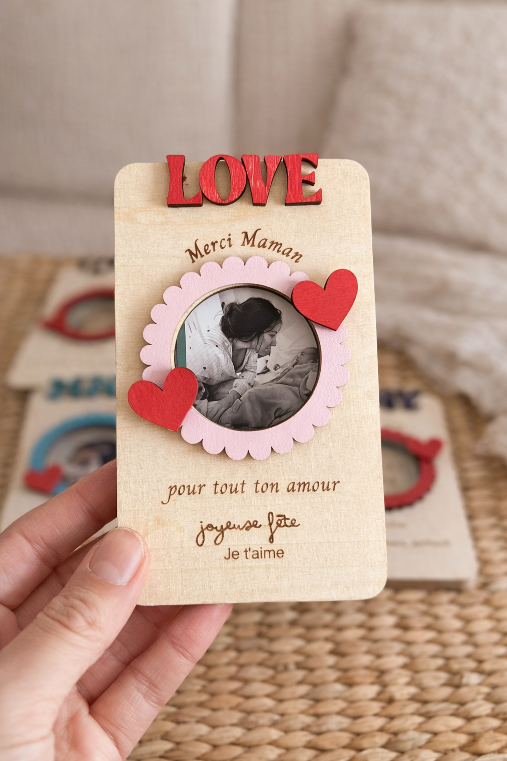 Cadre photo personnalisé en bois pour maman avec prénom, message gravé et photo, idée cadeau fête des mères pleine d’émotion