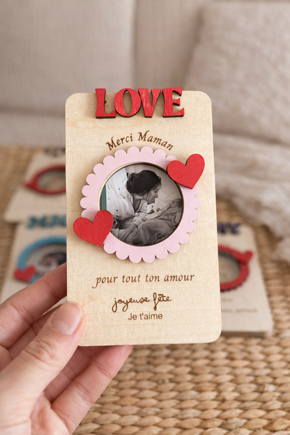 Cadre photo personnalisé en bois pour maman avec prénom, message gravé et photo, idée cadeau fête des mères pleine d’émotion