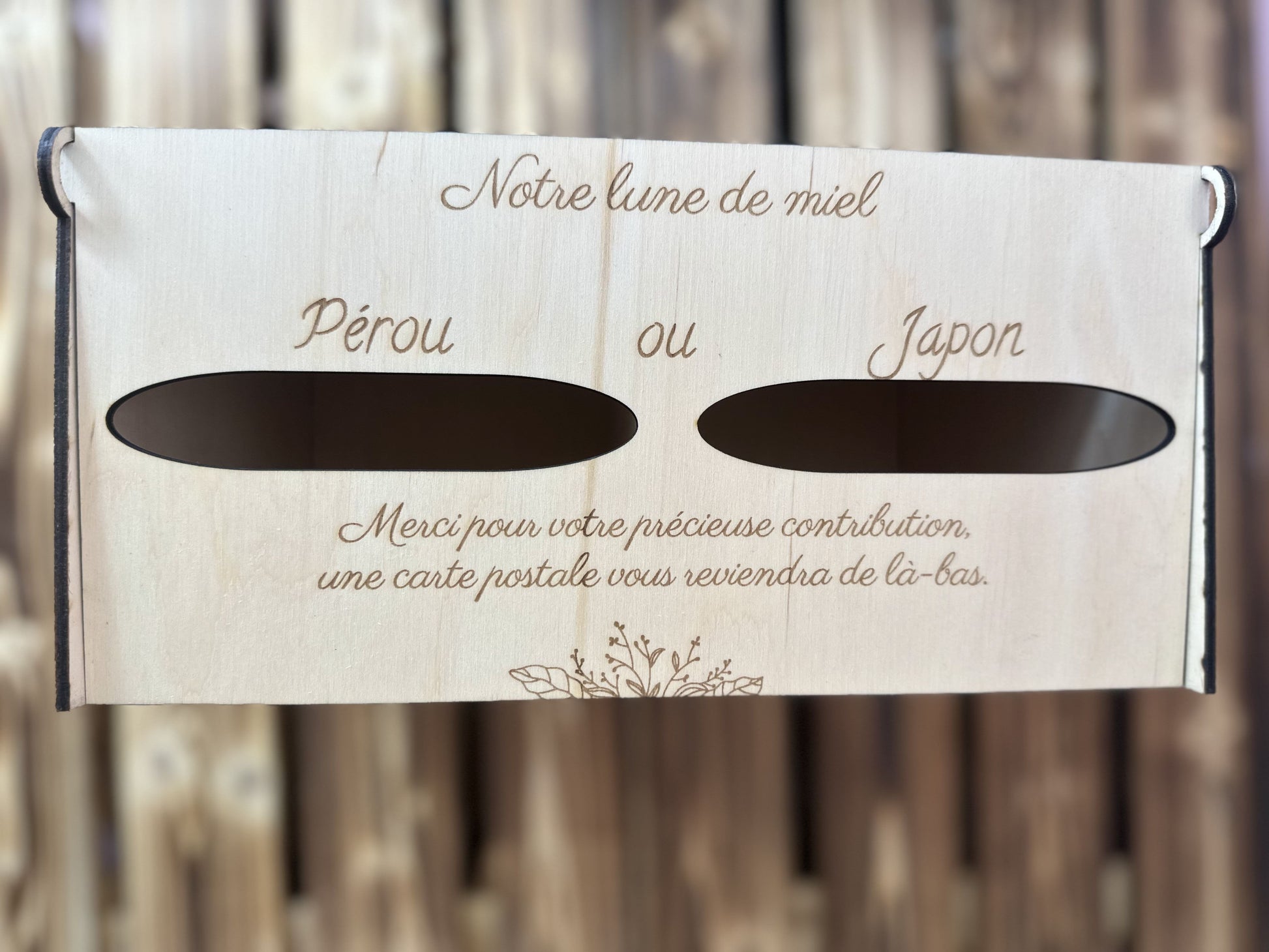 cagnotte en bois gravé avec 2 destinations pour vote des invités