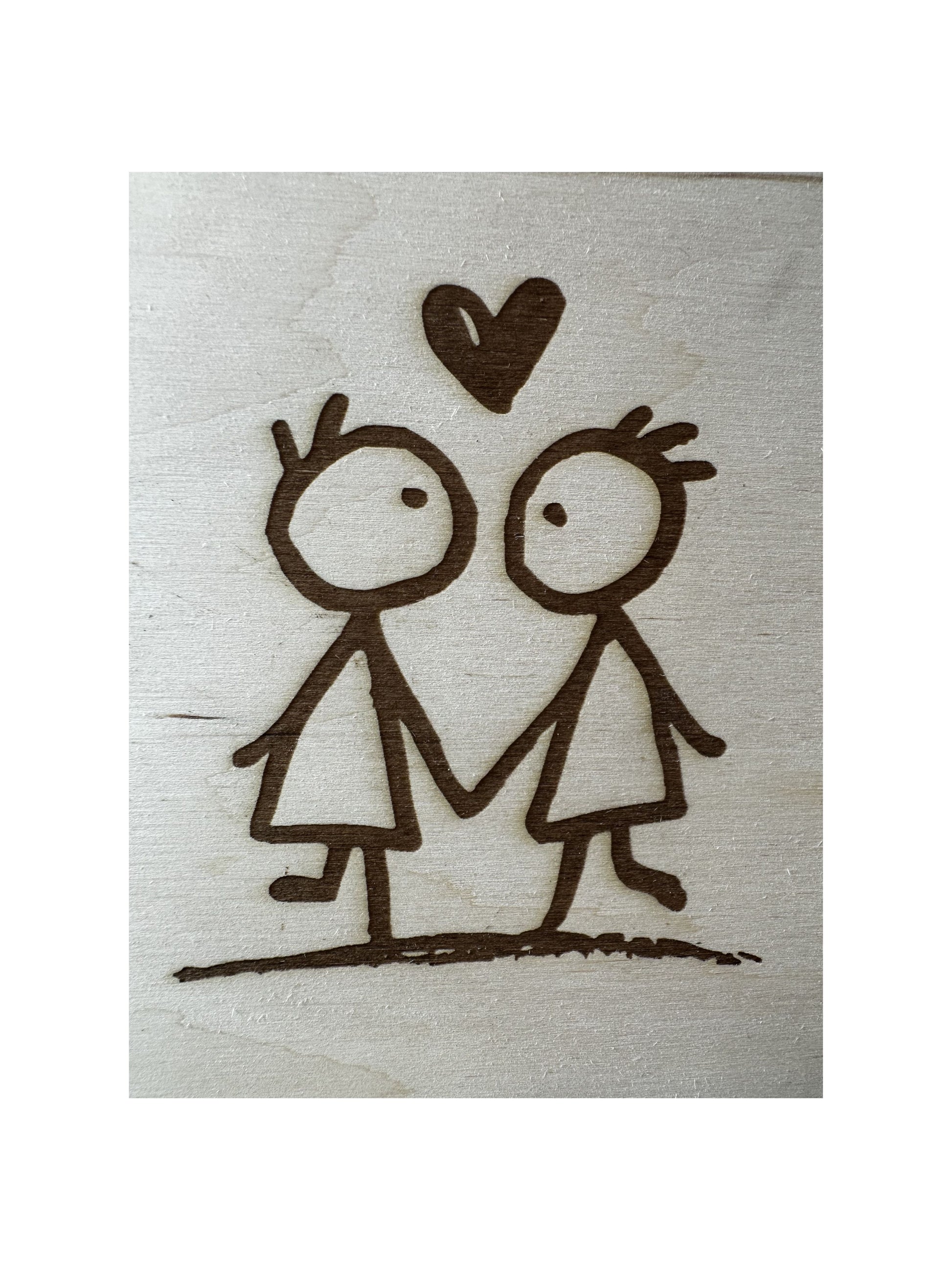 détail de l'urne en bois personnalisée pour mariage ou pacs : 2 personnages se tenant par la main et un cour au dessus d'eux : dessin enfantin gravé sur la tranche de l'urne mariage