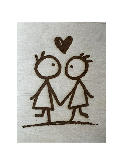 détail de l'urne en bois personnalisée pour mariage ou pacs : 2 personnages se tenant par la main et un cour au dessus d'eux : dessin enfantin gravé sur la tranche de l'urne mariage
