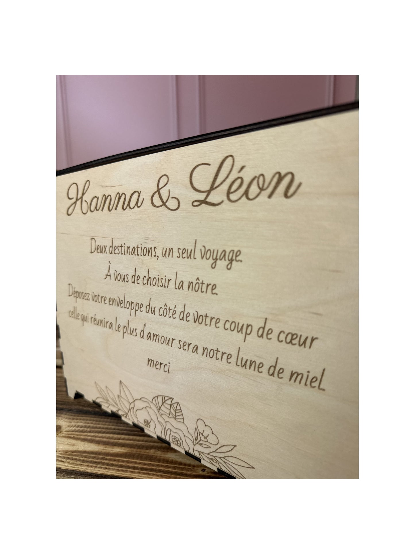 Urne mariage en bois personnalisée "Hanna & Léon" et message gravé personnalisé "deux destinations, un seul voyage. à vous de choisir la nôtre. Déposez votre enveloppe du côté de votre coup de coeur. celle qui réunira le plus d'amour sera notre lune de miel. merci" 