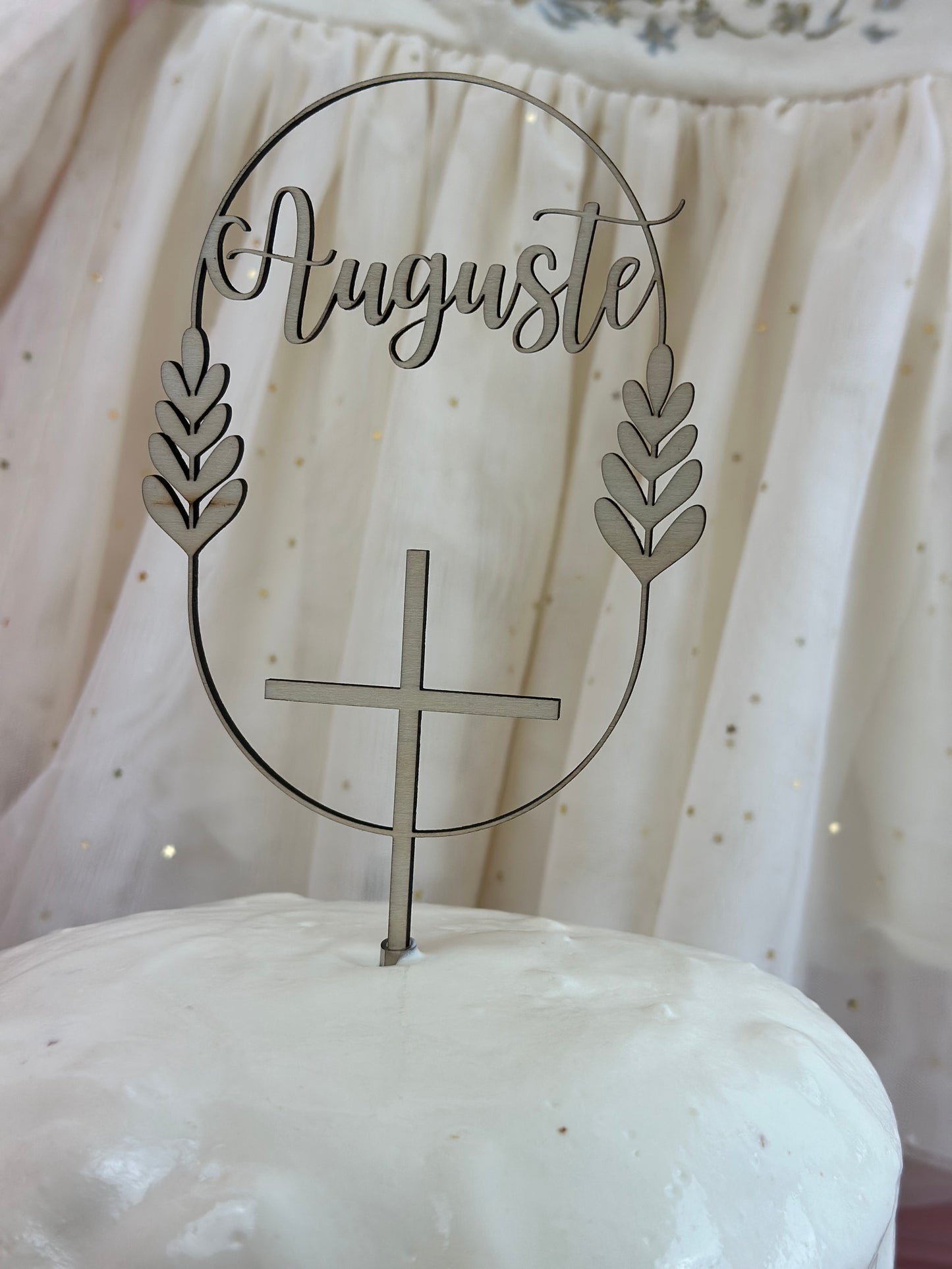 cake topper en bois personnalisé avec le prénom de l'enfant baptisé