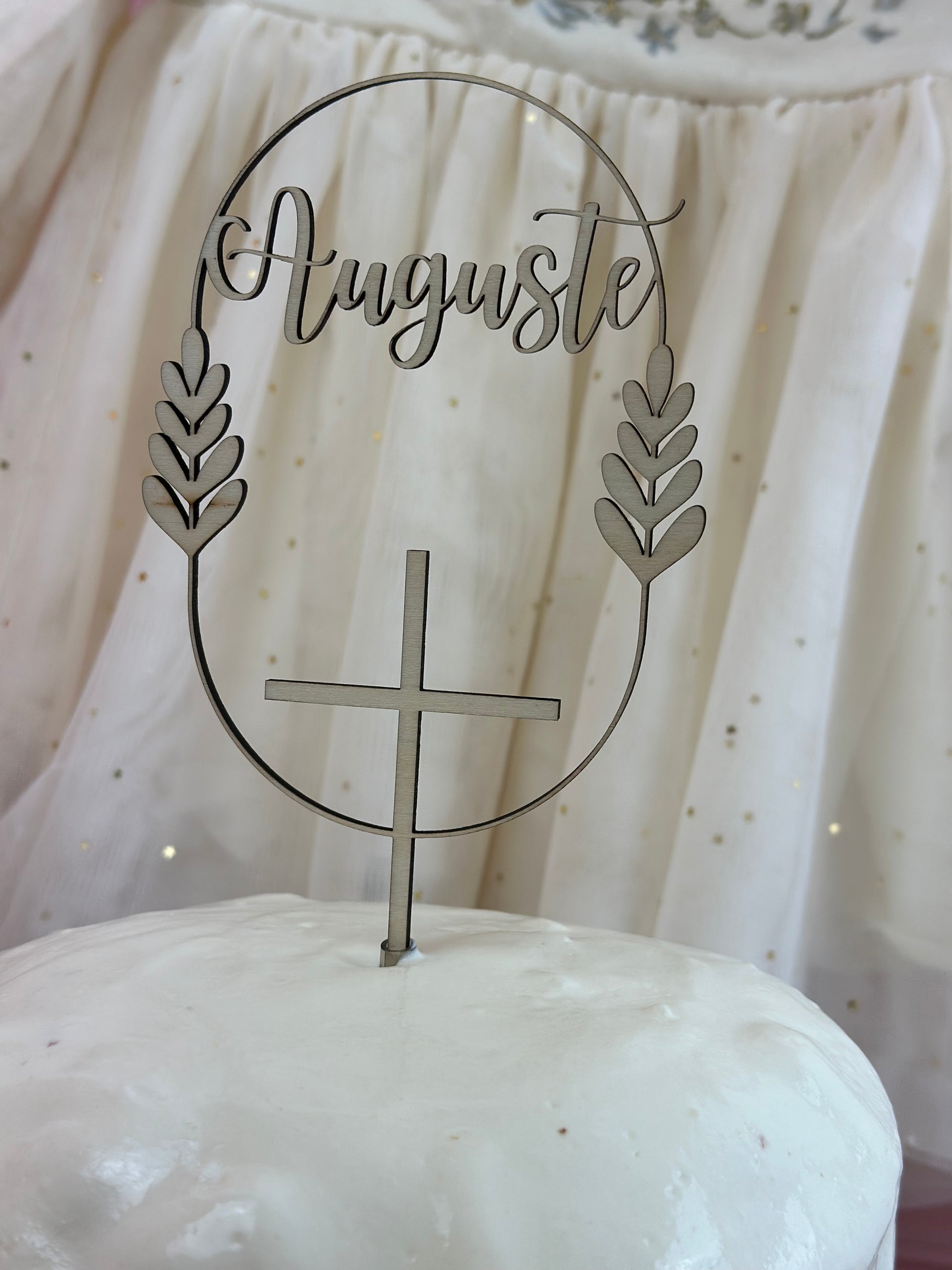 cake topper en bois personnalisé avec le prénom de l'enfant baptisé