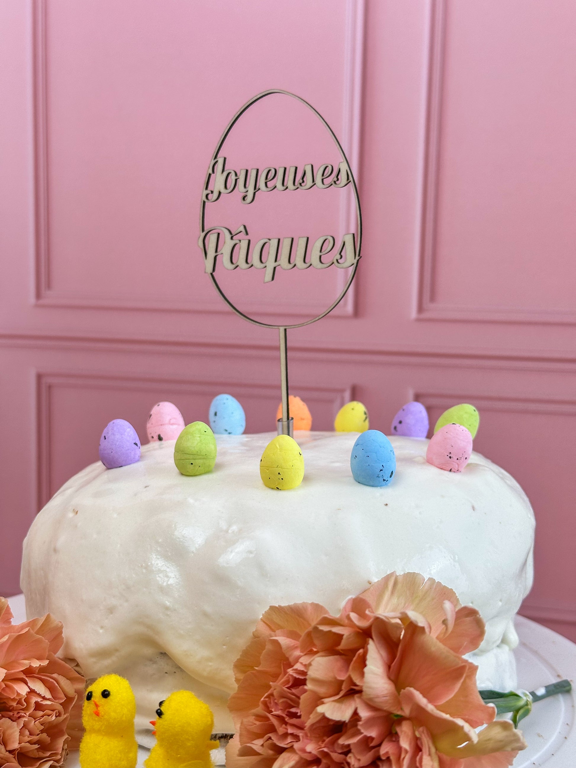 cake topper en bois en forme d'euf de paques : joyeuses paques.Sur gâteau de pâques