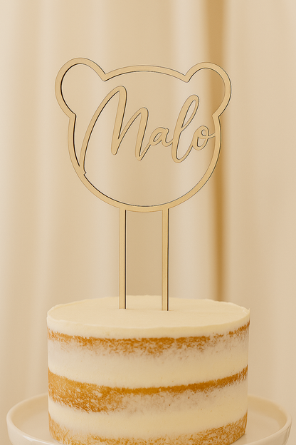 cake topper en bois en forme d'ourson parfait pour un premier anniversaire et personnalisé avec le prénom de bébé