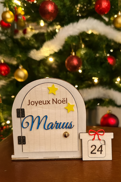 calendrier de l'avent en bois en forme d'atelier du père noël : jOYEUX nOËL GRAVÉ  et Marius en Plexiglas collé