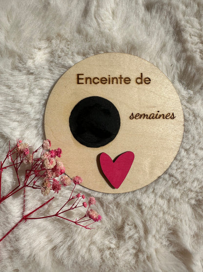 carte étape grossesse avec coeur fixé, à la craie indiquer le nombre de semaines