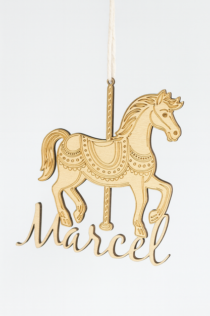 cheval de carrousel en bois personnalisé avec prénom de l'enfant "marcel" fond blanc
