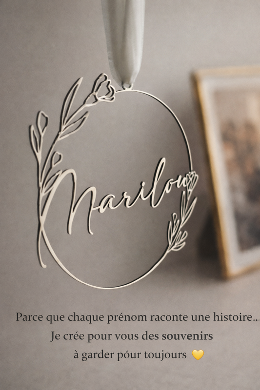 Couronne florale en bois personnalisée avec prénom découpé, détails de fleurs élégantes pour décoration chambre bébé douce et poétique