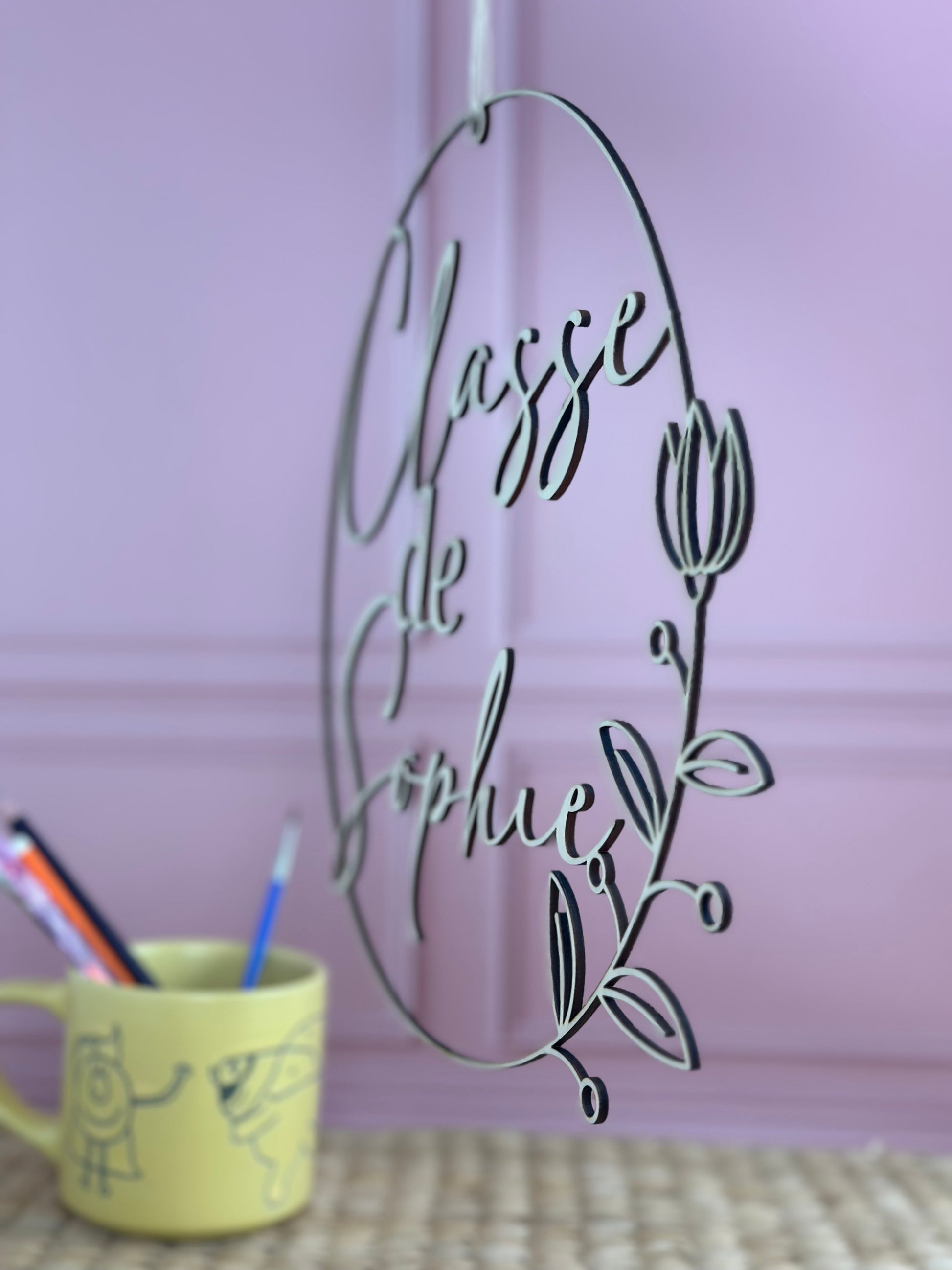 couronne florale en bois personnalisée avec le prénom de la maîtresse