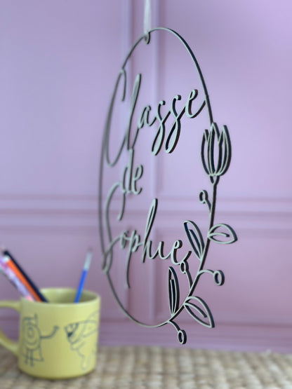 couronne florale en bois personnalisée avec le prénom de la maîtresse