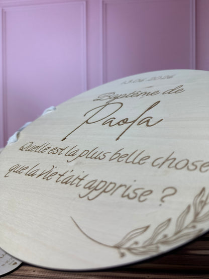 livre d'or baptême personnalisé avec un message ou une question gravé sur bois "baptême de Paola - quelle est la plus belle chose que la vie t'ait apprise ?" livre d'or décoré de motifs végétaux