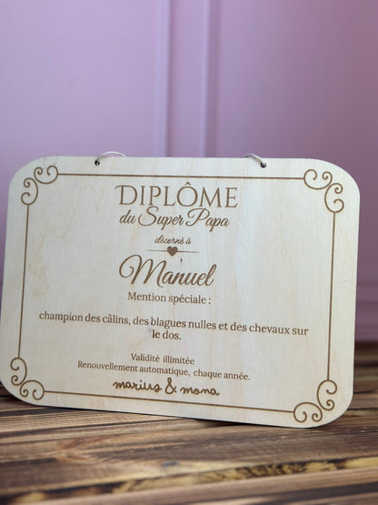 Détail de la gravure laser du diplôme Super Papa, fait main par Chou Rose en France
