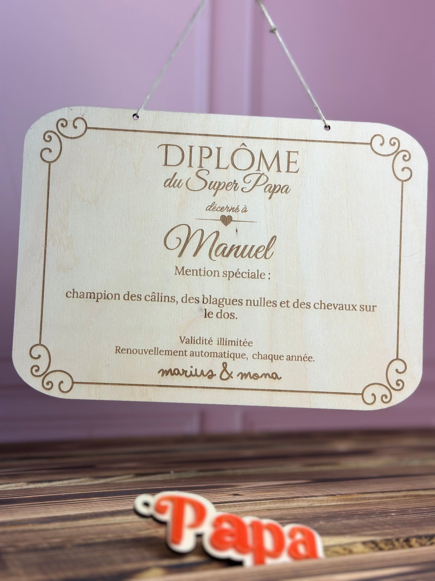 Diplôme du Super Papa personnalisé en bois gravé, format 21x15 cm, avec prénom du papa et signature des enfants - Chou Rose