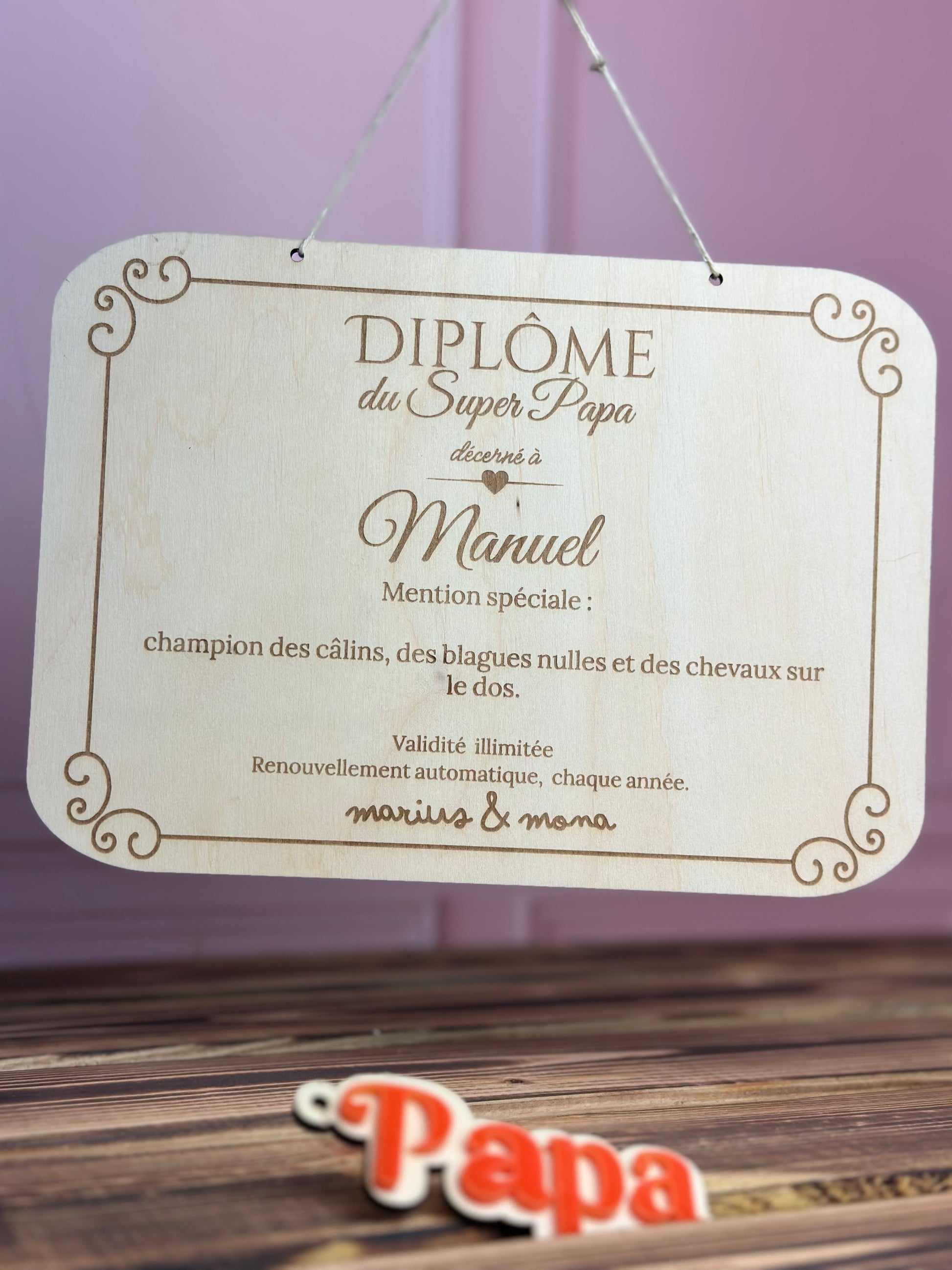 Diplôme du Super Papa personnalisé en bois gravé, format 21x15 cm, avec prénom du papa et signature des enfants - Chou Rose
