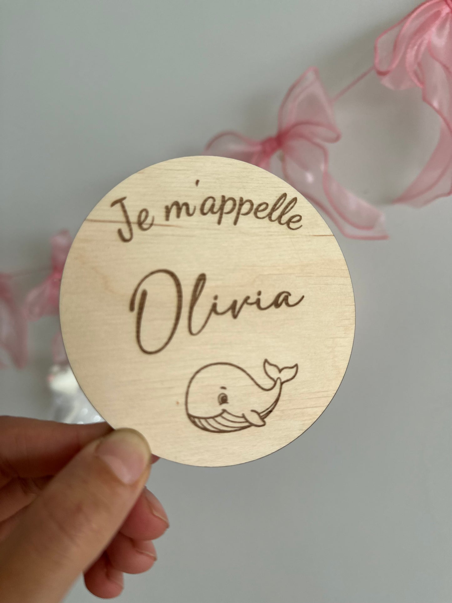 disque en bois Je m'appelle Olivia avec petite baleine gravée ^pour annoncer naissance de bébé