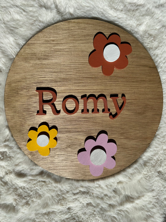 joli disque en bois vernis personnalisé avec le prénom de bébé pour décorer sa chambre fleurs