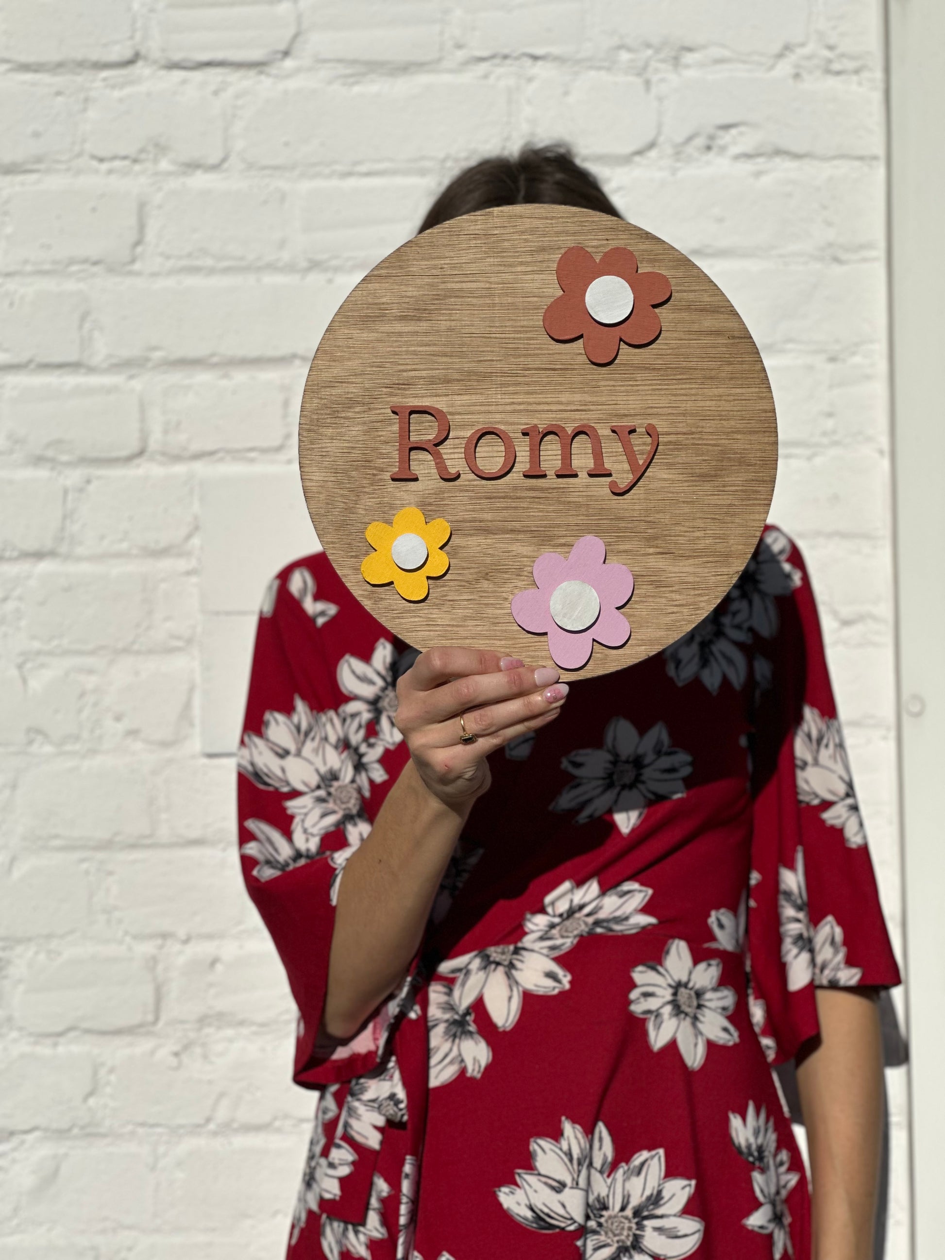 joli disque en bois vernis personnalisé avec le prénom de bébé pour décorer sa chambre fleurs