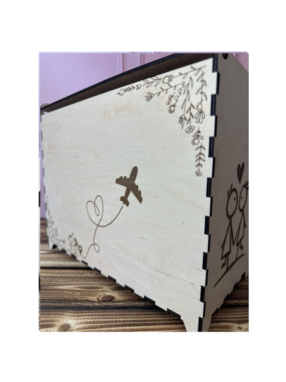 dos de l'urne gravé : un avion dessinant un coeur et des fleurs qui ornent l'urne en bois mariage