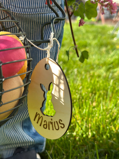 étiquette en bois à accrocher au panier de pâques de votre enfant. Personnalisée aves son préom. Petit trou en forme de lapin. Pour une chasse aux oeufs mémorable. Réutilisable