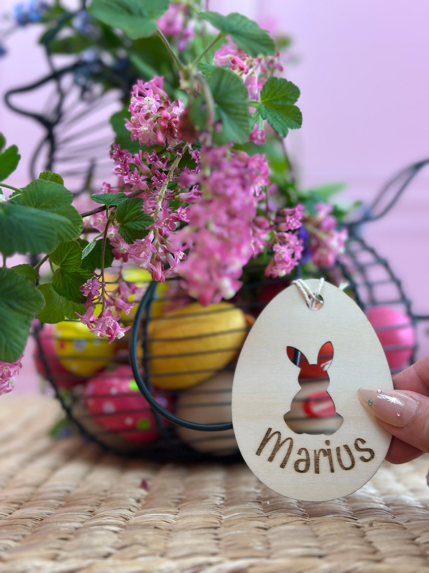 étiquette en bois à accrocher au panier de pâques de votre enfant. Personnalisée aves son préom. Petit trou en forme de lapin. Pour une chasse aux oeufs mémorable. Réutilisable