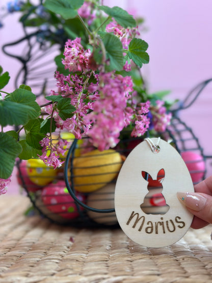 étiquette en bois à accrocher au panier de pâques de votre enfant. Personnalisée aves son préom. Petit trou en forme de lapin. Pour une chasse aux oeufs mémorable. Réutilisable