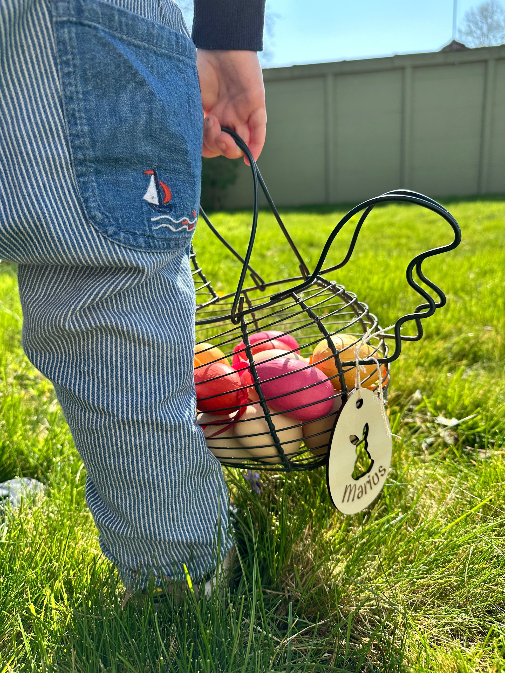 étiquette en bois à accrocher au panier de pâques de votre enfant. Personnalisée aves son préom. Petit trou en forme de lapin. Pour une chasse aux oeufs mémorable. Réutilisable