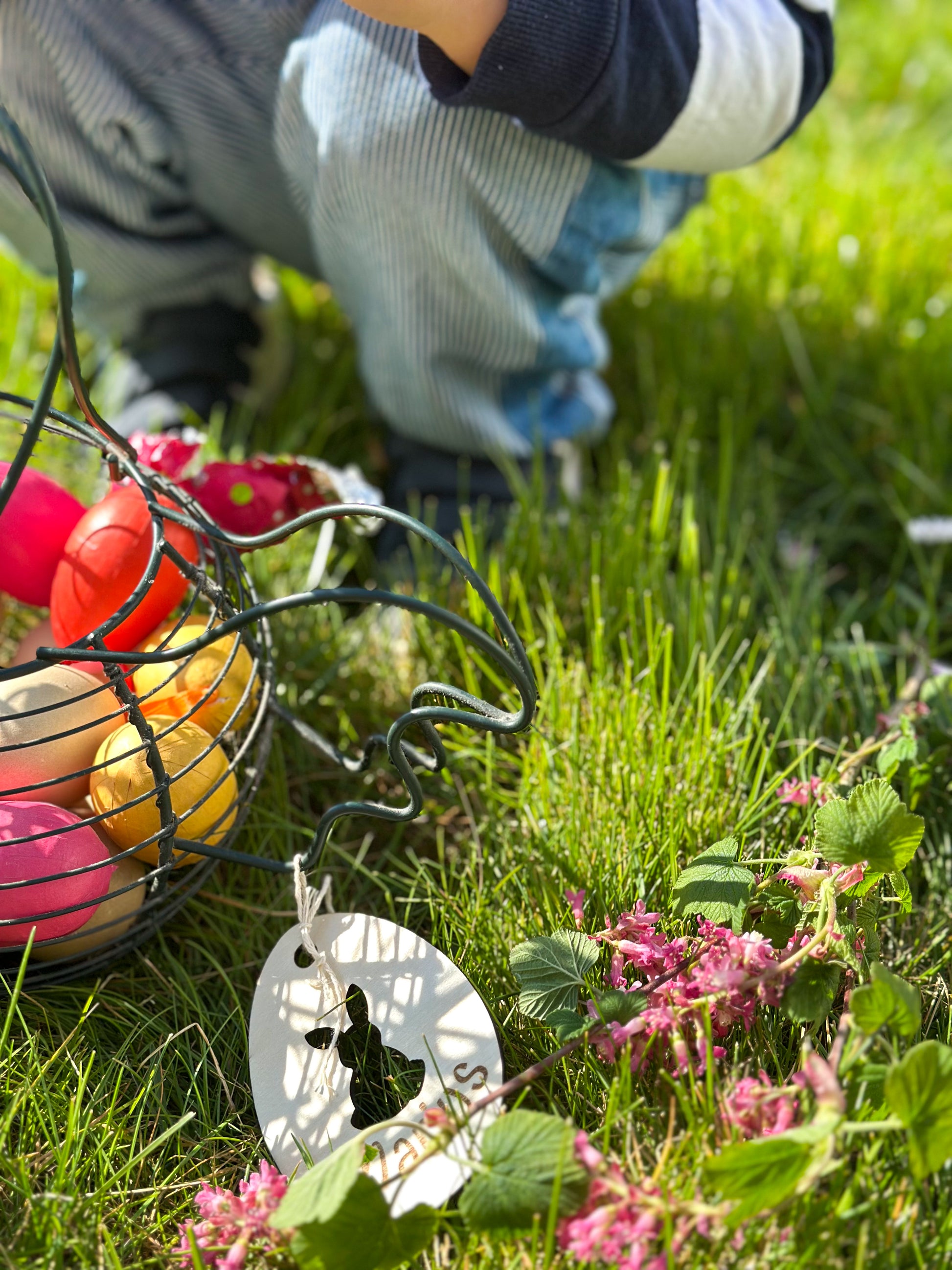 étiquette en bois à accrocher au panier de pâques de votre enfant. Personnalisée aves son préom. Petit trou en forme de lapin. Pour une chasse aux oeufs mémorable. Réutilisable