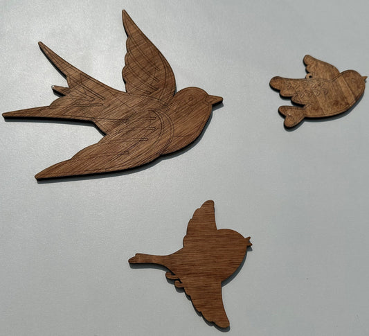 3 oiseaux en bois sur un mur
