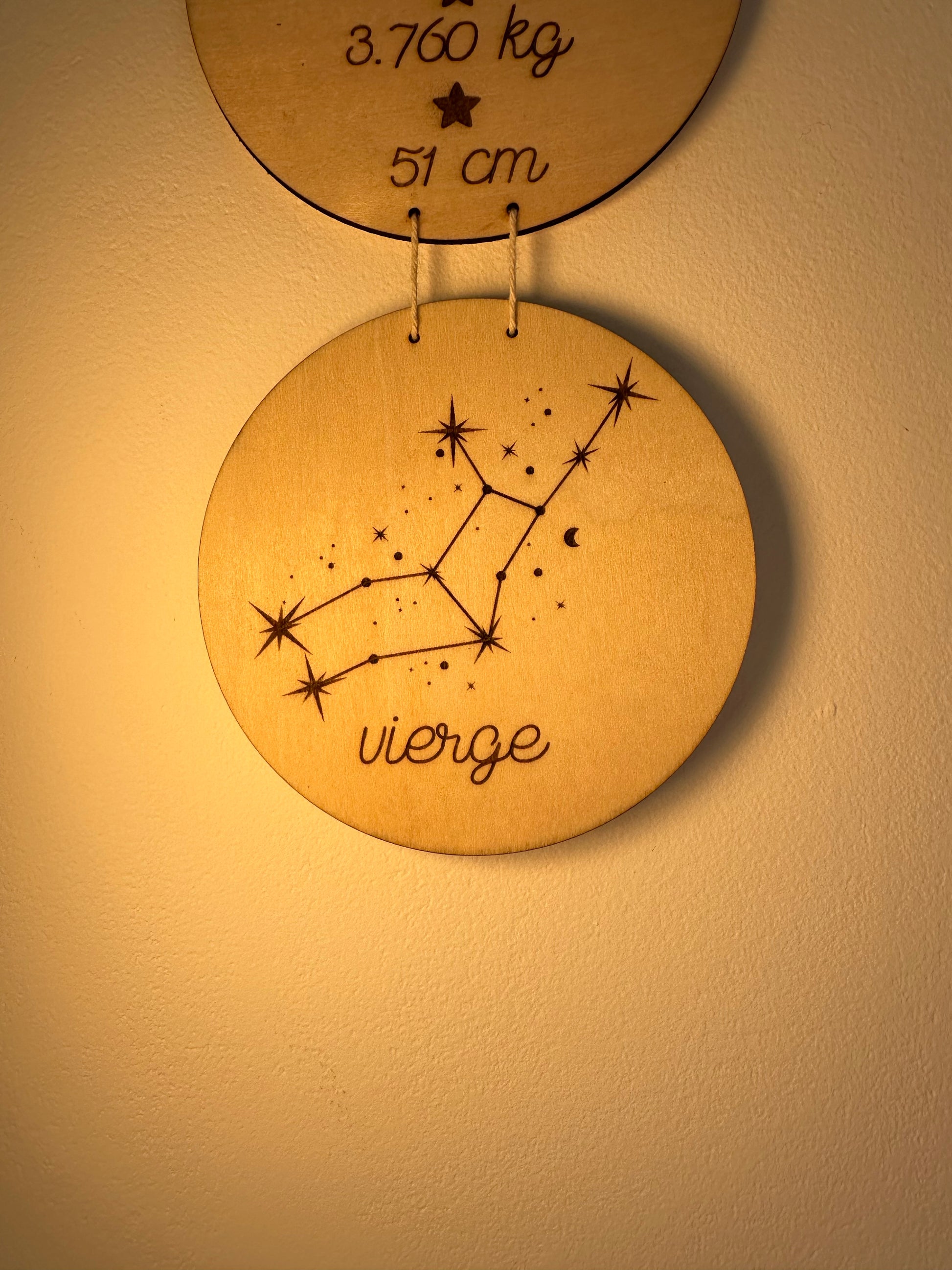 signe astrologique et constellation vierge gravée sur un disque en bois