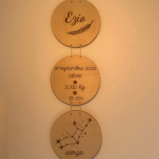 suspension de 3 disques en bois avec prénom, date de naissance, heure de naissance, poids de naissance, taille de naissance et signe astrologique