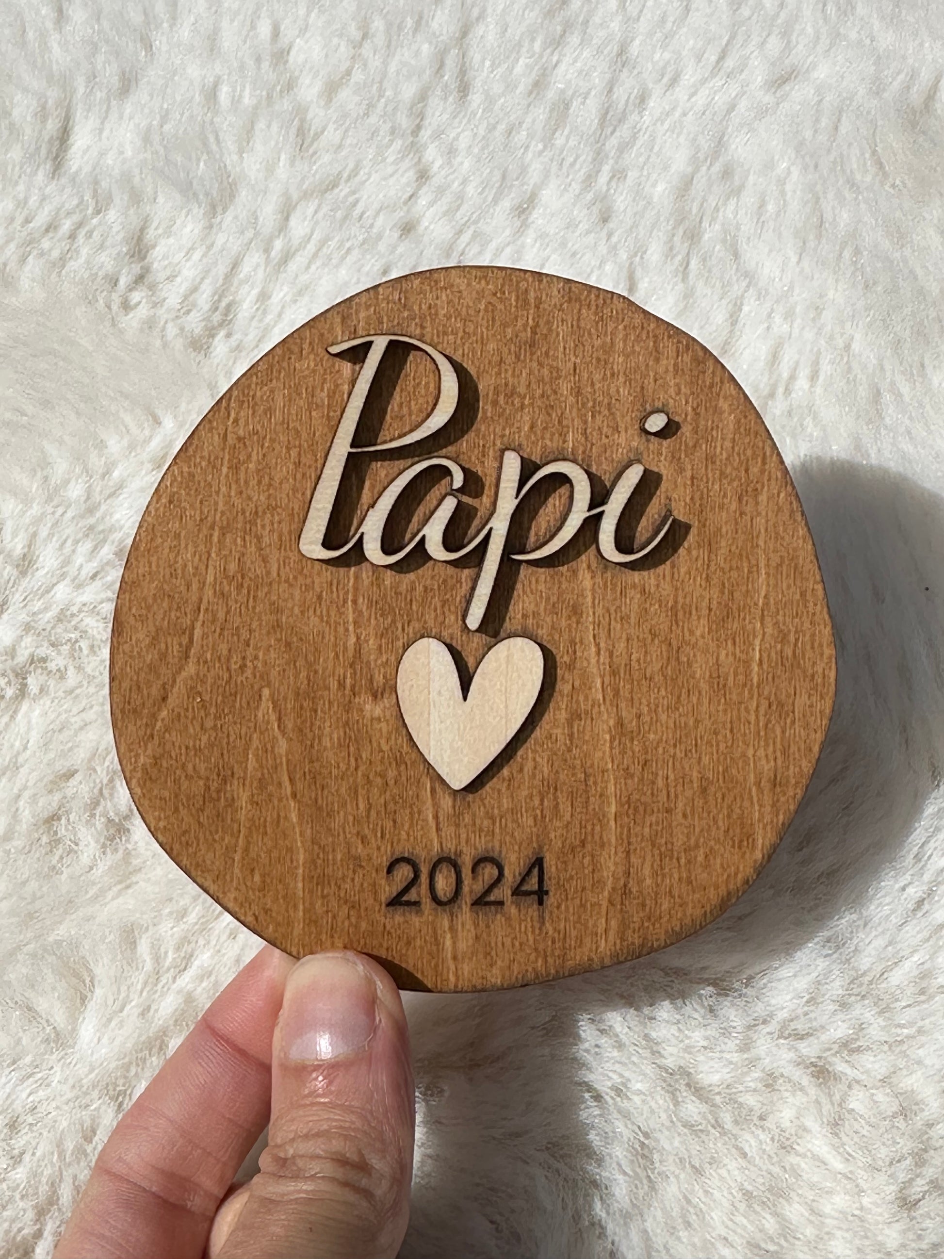 carte en bois inscription : papi 2024