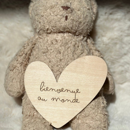 Bienvenue au monde : carte en bois en forme de coeur