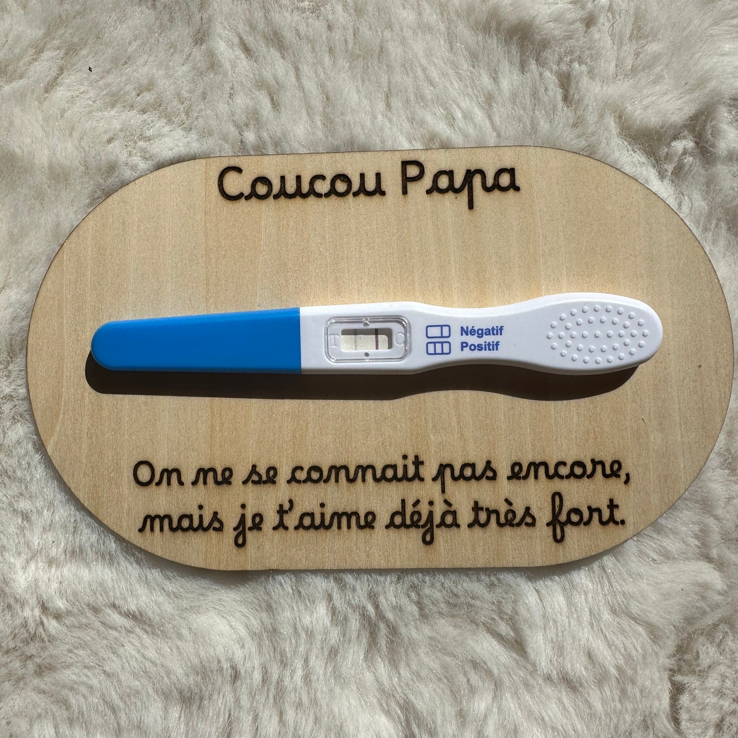 carte en bois "coucou papa, on ne se connait pas encore, mais je t'aime déjà très fort" et un test de grossesse positif