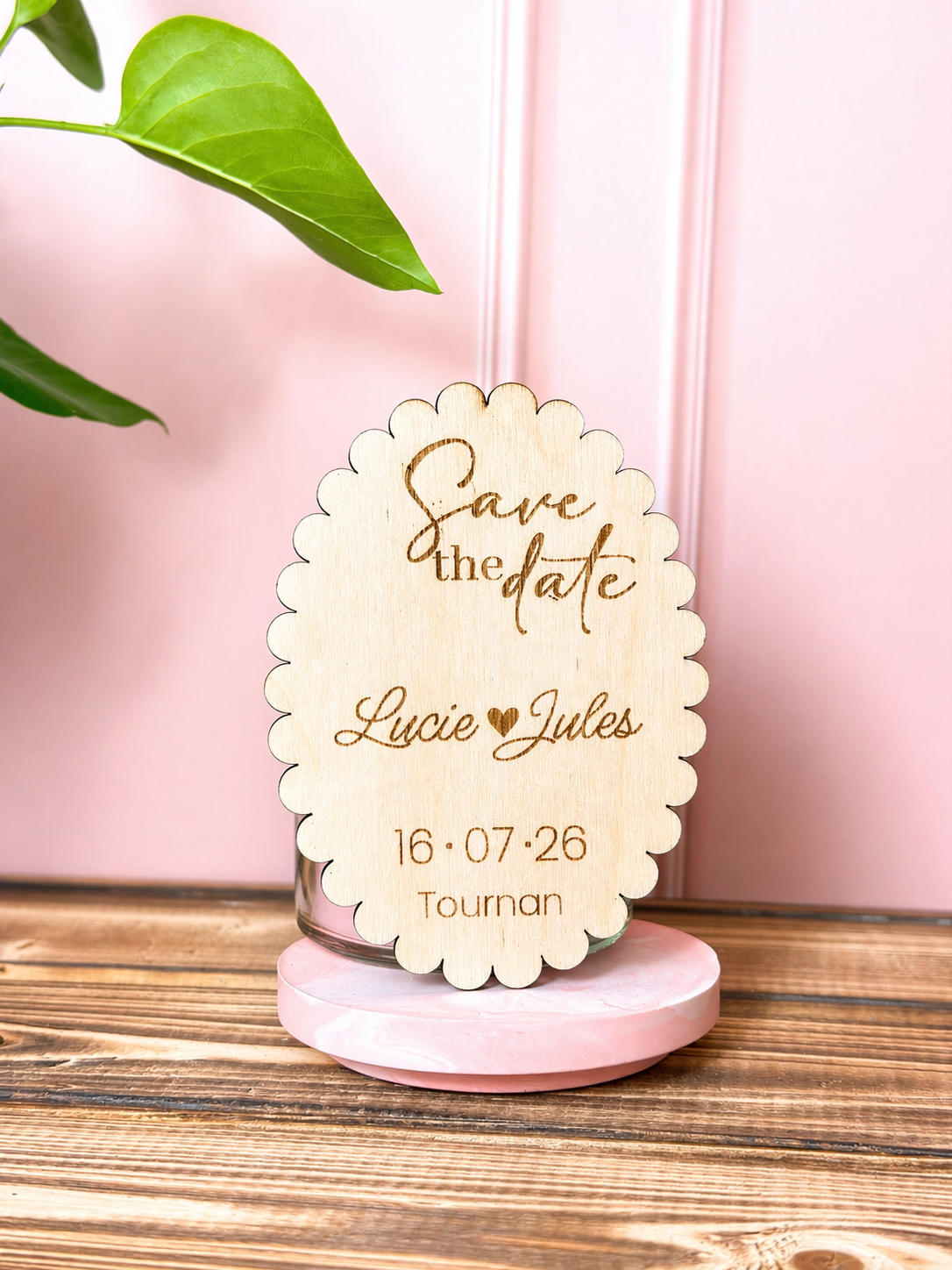 invitation mariage en bois personnalisée et gravée "save the date" avec les prénoms des futurs mariés "Lucie Jules" et la date ainsi que le lieu du mariage. Le médaillon est aimanté. 
